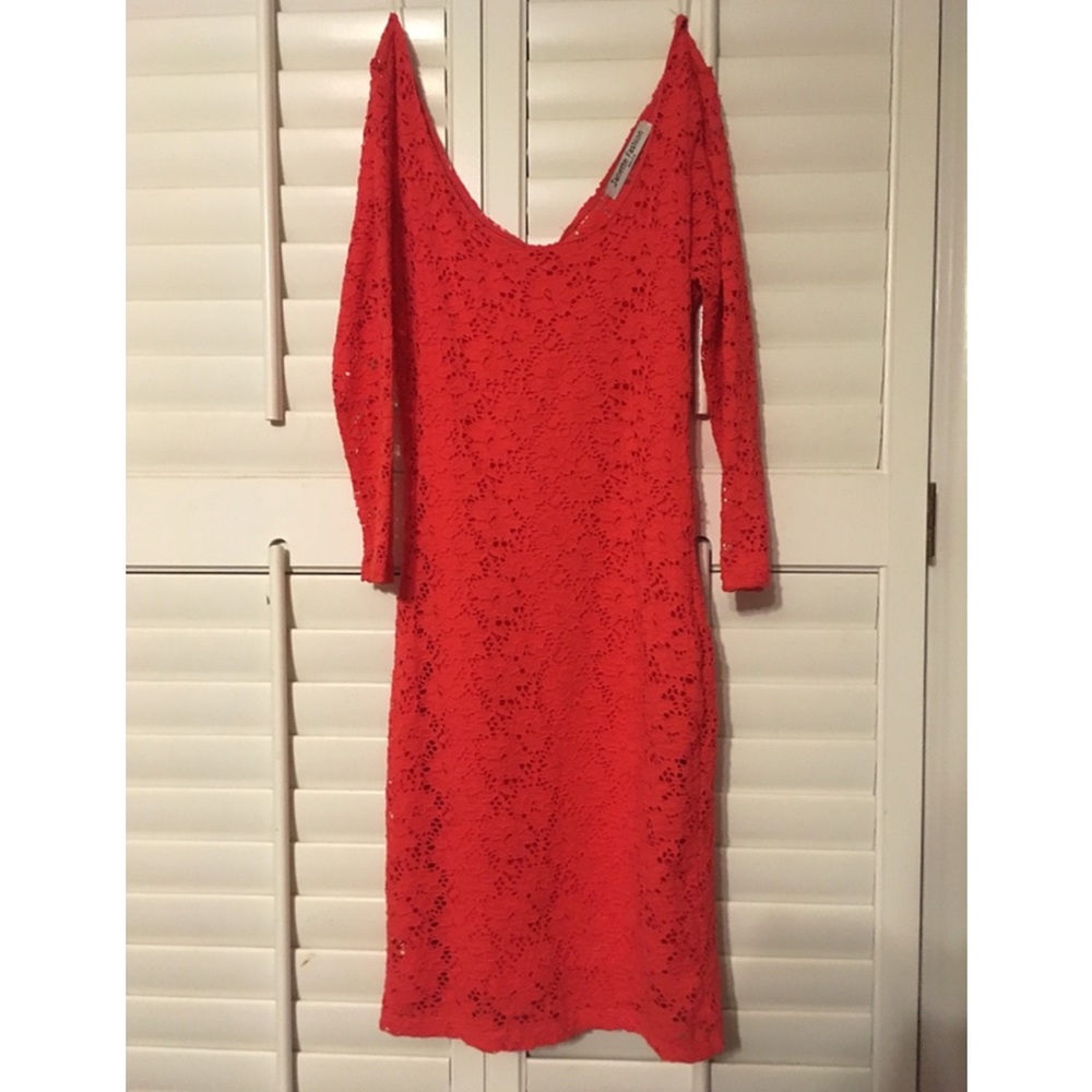 Bodycon lace dress with back cutout